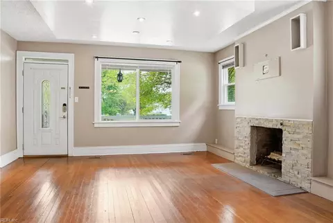Living - 801 Gloucester St, Hampton, VA 23661 photo 1 of 5