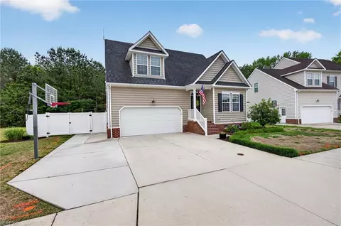 718 Creekwood Dr, Chesapeake, VA 23323