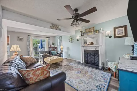 Living - 10 Old Pond Ct, Hampton, VA 23666 photo 1 of 3