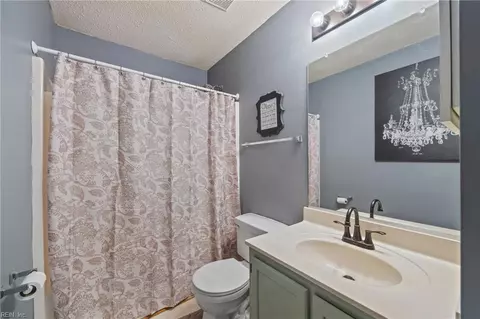 Bath - 10 Old Pond Ct, Hampton, VA 23666 photo 1 of 2