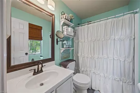 Bath - 10 Old Pond Ct, Hampton, VA 23666 photo 2 of 2