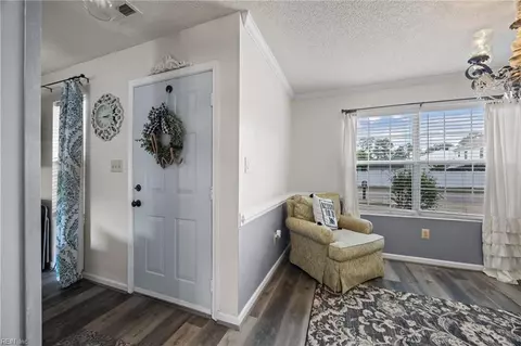 Entry Way - 10 Old Pond Ct, Hampton, VA 23666 photo 2 of 3