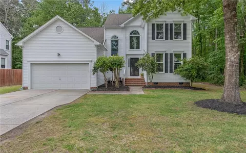 221 Robinhood Rd, Chesapeake, VA 23322