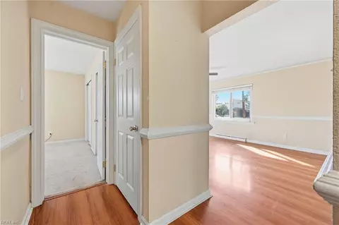 Entry Way - 30 Meadowbrook Dr, Hampton, VA 23666 photo 2 of 5
