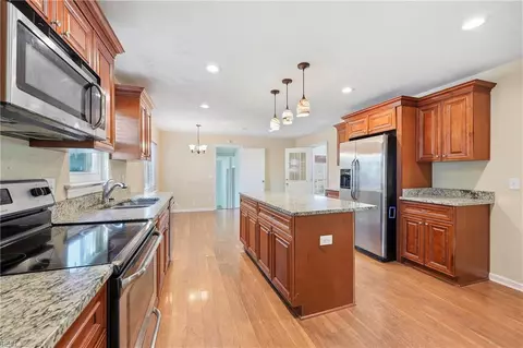 Kitchen - 30 Meadowbrook Dr, Hampton, VA 23666 photo 3 of 4