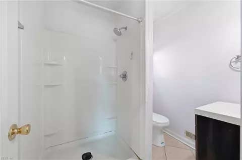 Bath - 30 Meadowbrook Dr, Hampton, VA 23666 photo 2 of 2