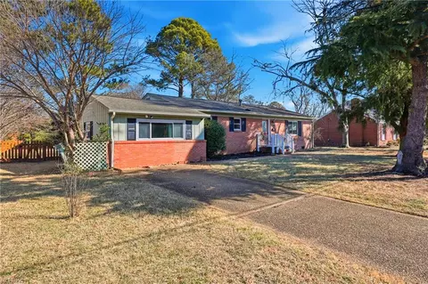 Exterior - 30 Meadowbrook Dr, Hampton, VA 23666 photo 3 of 13