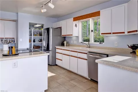 Kitchen - 13 Fox Gate Way, Hampton, VA 23664 photo 4 of 8