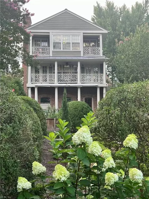338 S Church St, Smithfield, VA 23430