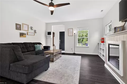 322 Snowberry Ln, Chesapeake, VA 23320