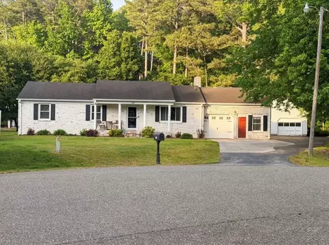 102 Jean Pl, Yorktown, VA 23693
