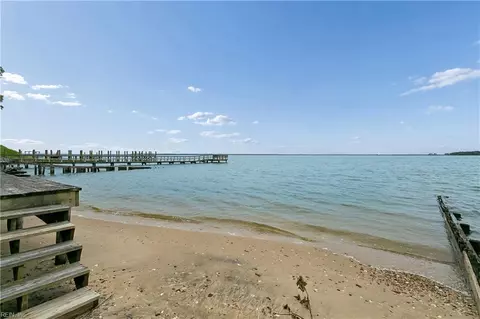 33 Haughton Ln, Newport News, VA 23606