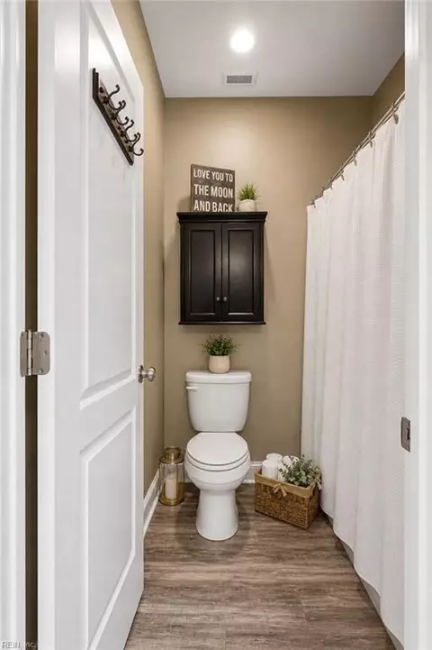 Bath - 148 Sinclair Ln, Chesapeake, VA 23322 photo 3 of 3