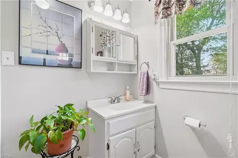 Bath - 305 Plummer Dr, Chesapeake, VA 23323 photo 3 of 4