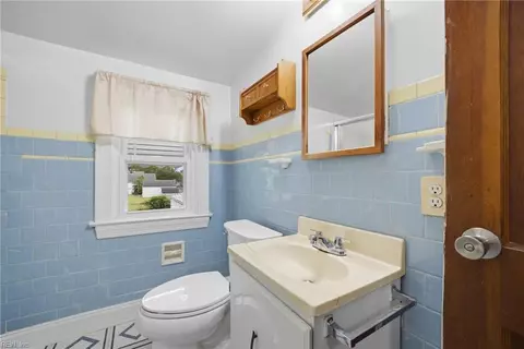 Bath - 2422 Bruce St, Norfolk, VA 23513 photo 4 of 5