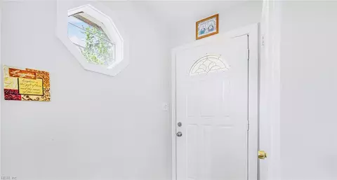 Entry Way - 24 Saint Albans Dr, Hampton, VA 23669 photo 2 of 2