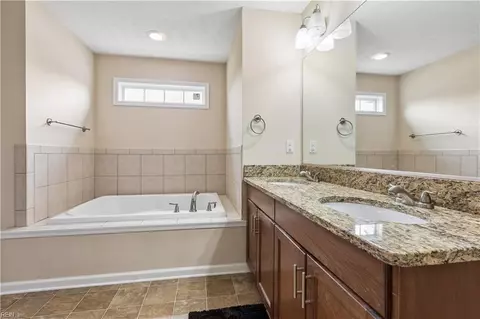 Bath - 208 Dooley St, Hampton, VA 23669 photo 4 of 5