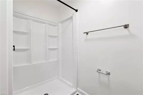 Bath - 30 Maplewood St, Hampton, VA 23669 photo 2 of 2
