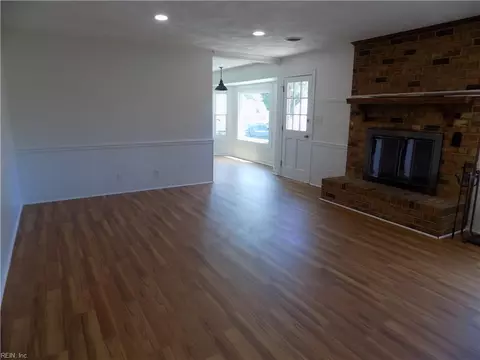 Living - 6 Peterson Ave, Smithfield, VA 23430 photo 4 of 6