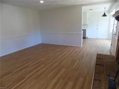 Living - 6 Peterson Ave, Smithfield, VA 23430 photo 5 of 6
