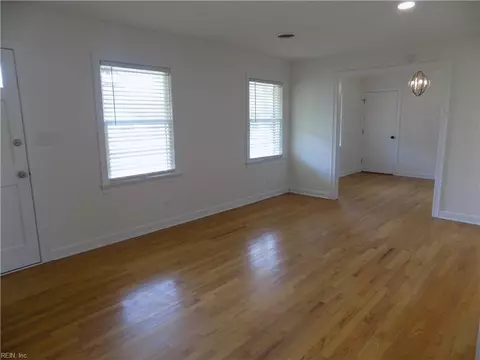 Living - 6 Peterson Ave, Smithfield, VA 23430 photo 2 of 6