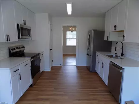Kitchen - 6 Peterson Ave, Smithfield, VA 23430 photo 3 of 4