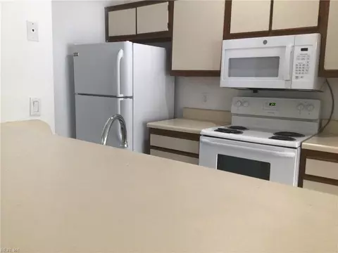 Kitchen - 76 Emeraude Plage Pl #B, Hampton, VA 23666 photo 2 of 2
