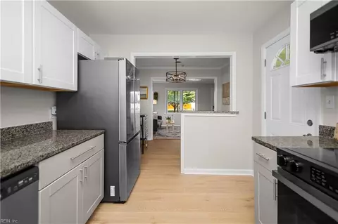 Entry Way - 1302 Willow Ave, Chesapeake, VA 23325 photo 2 of 4