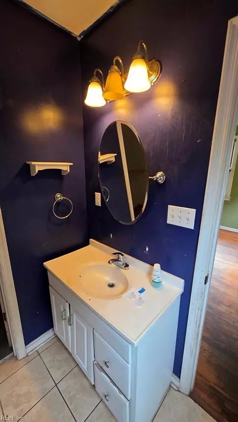 Bath - 65 Cavalier Rd, Hampton, VA 23669 photo 1 of 3