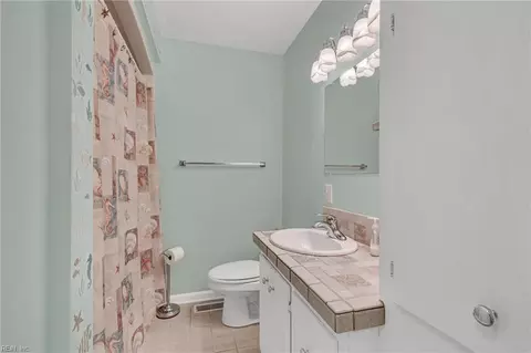 Bath - 59 Buffalo Dr, Hampton, VA 23664 photo 1 of 2