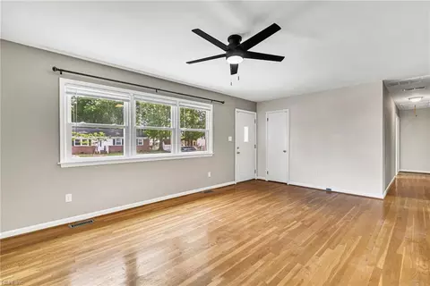 Living - 59 Buffalo Dr, Hampton, VA 23664 photo 2 of 6