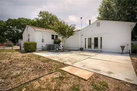 Exterior - 59 Buffalo Dr, Hampton, VA 23664 photo 3 of 9
