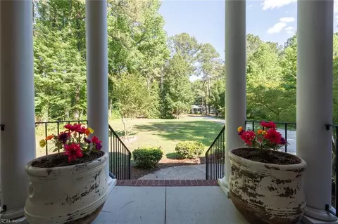 Exterior - 732 Washington Dr, Chesapeake, VA 23322 photo 3 of 7