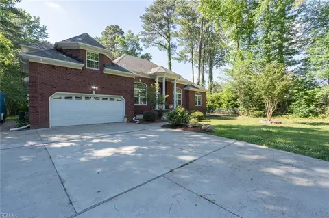 Exterior - 732 Washington Dr, Chesapeake, VA 23322 photo 2 of 7