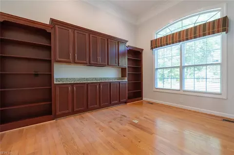 Living - 732 Washington Dr, Chesapeake, VA 23322 photo 6 of 6