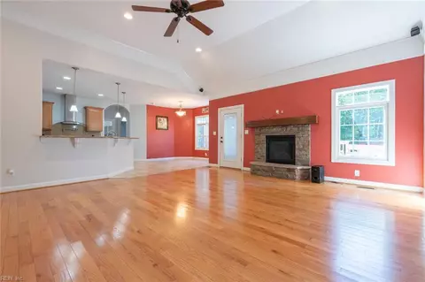 Living - 732 Washington Dr, Chesapeake, VA 23322 photo 2 of 6