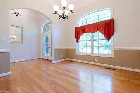 Entry Way - 732 Washington Dr, Chesapeake, VA 23322 photo 2 of 4