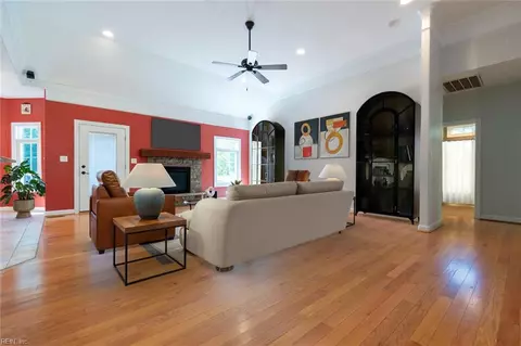 Living - 732 Washington Dr, Chesapeake, VA 23322 photo 3 of 6