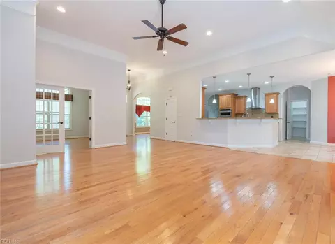 Living - 732 Washington Dr, Chesapeake, VA 23322 photo 5 of 6