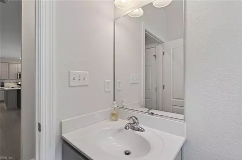 Bath - 34 E Berkley Dr, Hampton, VA 23663 photo 2 of 5
