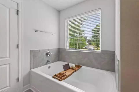 Bath - 34 E Berkley Dr, Hampton, VA 23663 photo 4 of 5