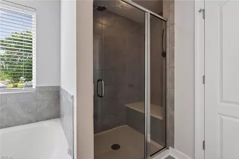 Bath - 34 E Berkley Dr, Hampton, VA 23663 photo 5 of 5