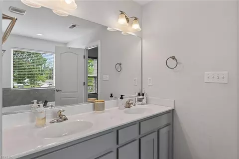 Bath - 34 E Berkley Dr, Hampton, VA 23663 photo 3 of 5