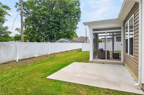 Exterior - 34 E Berkley Dr, Hampton, VA 23663 photo 7 of 8