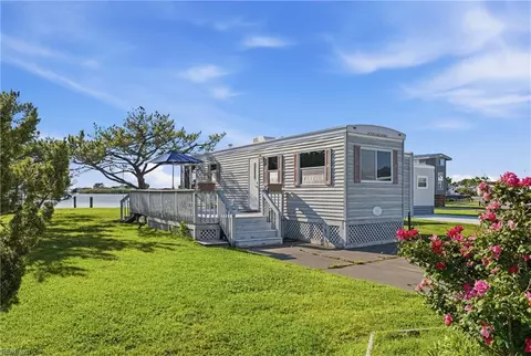 3665 Sandpiper Rd #41, Virginia Beach, VA 23456