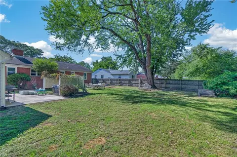 Exterior - 20 Briar Dr, Hampton, VA 23661 photo 5 of 7