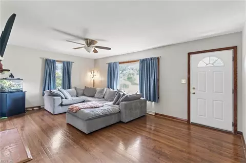 Living - 20 Briar Dr, Hampton, VA 23661 photo 1 of 3
