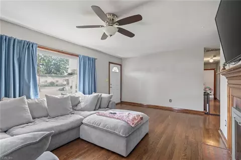 Living - 20 Briar Dr, Hampton, VA 23661 photo 3 of 3