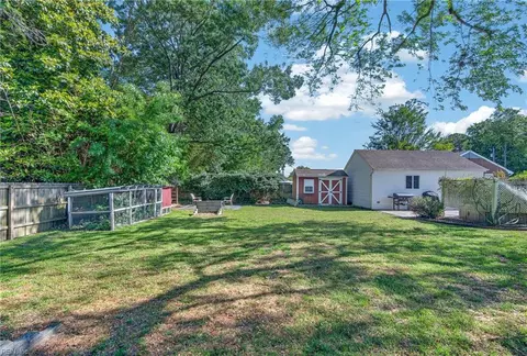 Exterior - 20 Briar Dr, Hampton, VA 23661 photo 6 of 7