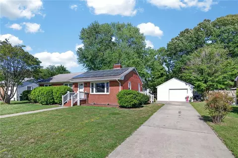 20 Briar Dr, Hampton, VA 23661